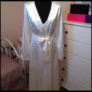 NWT Victoria Secret Ivory Satin Robe/Lingerie Set